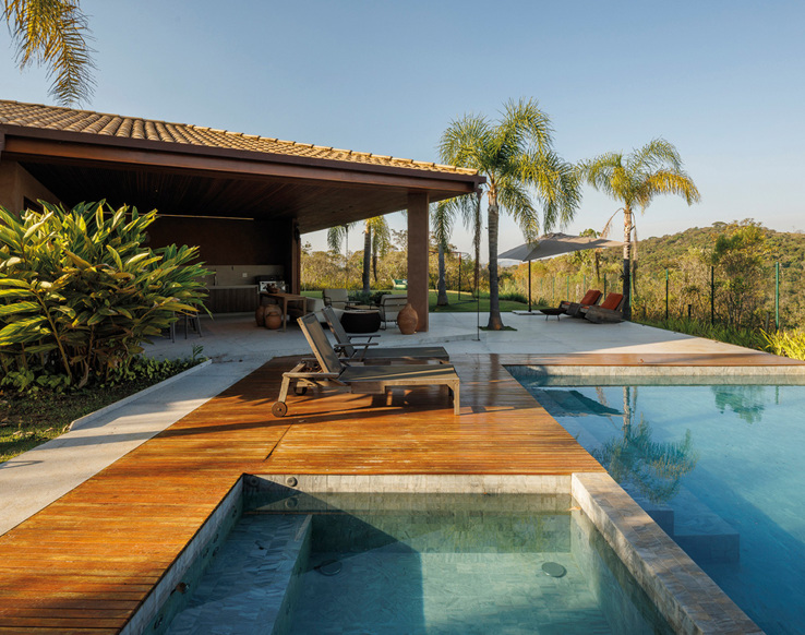 Casa Ternura a Belo Horizonte: pietra, legno e ceramica per un rifugio sereno