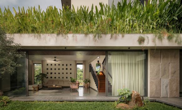 Sandstone House a Bangalore: l'arenaria di recupero per una casa contemplativa
