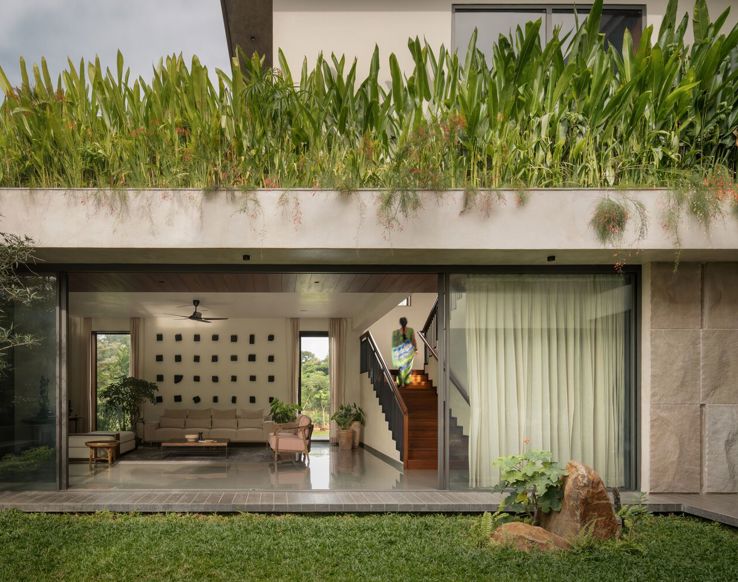 Sandstone House a Bangalore: l'arenaria di recupero per una casa contemplativa